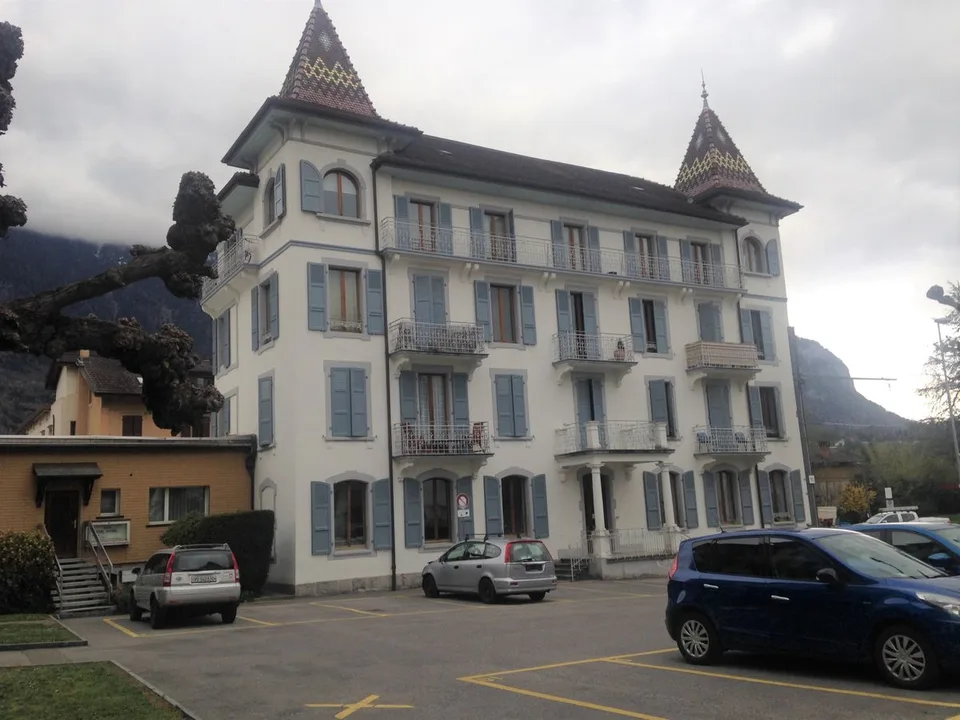 Place de parc ouverte à louer dans le centre de Bex.