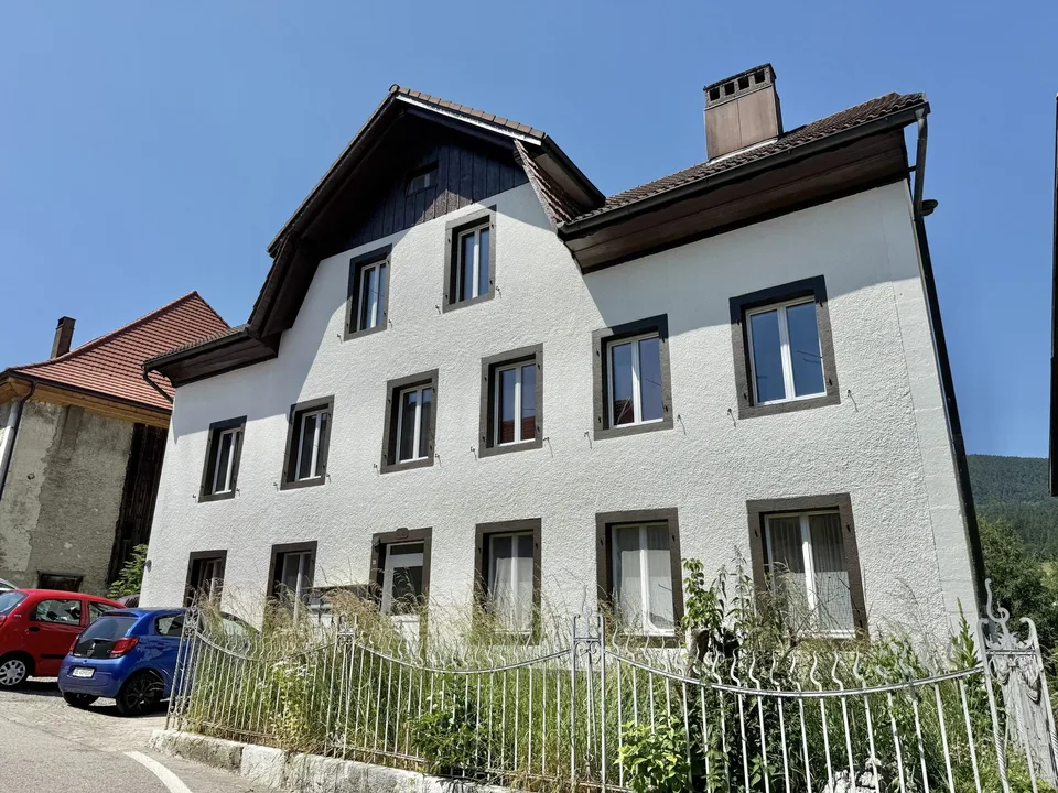 Chambre/garde-meubles sous les combles à Malleray à louer