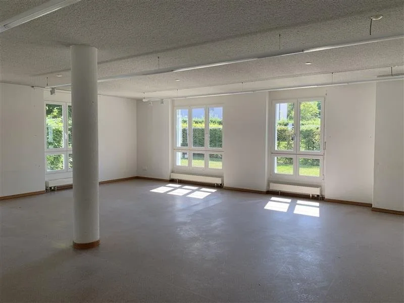 Spazio commerciale spazioso con sala principale di 61 m2