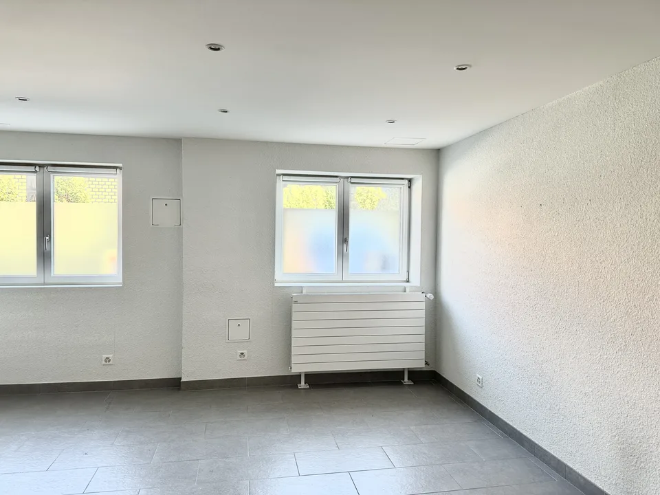 REZ-DE-CHAUSSEE - LOCAL / BUREAU / DEPOT à Uvrier