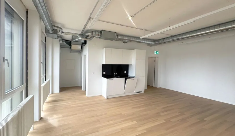 Spazio in affitto luminoso, moderno e completamente sviluppato nel Triamal