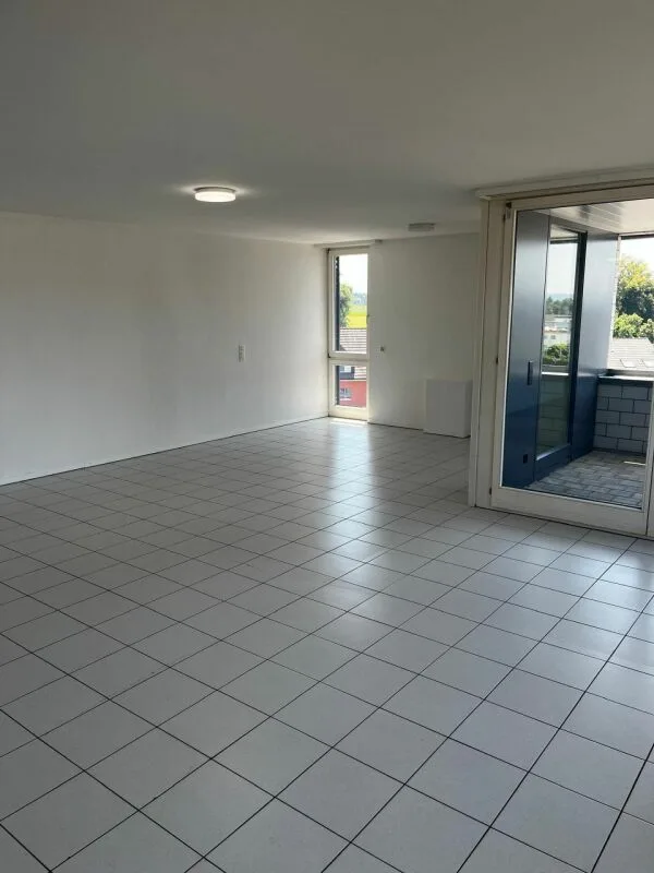 Helles Büro mit eigenem Balkon und WC
