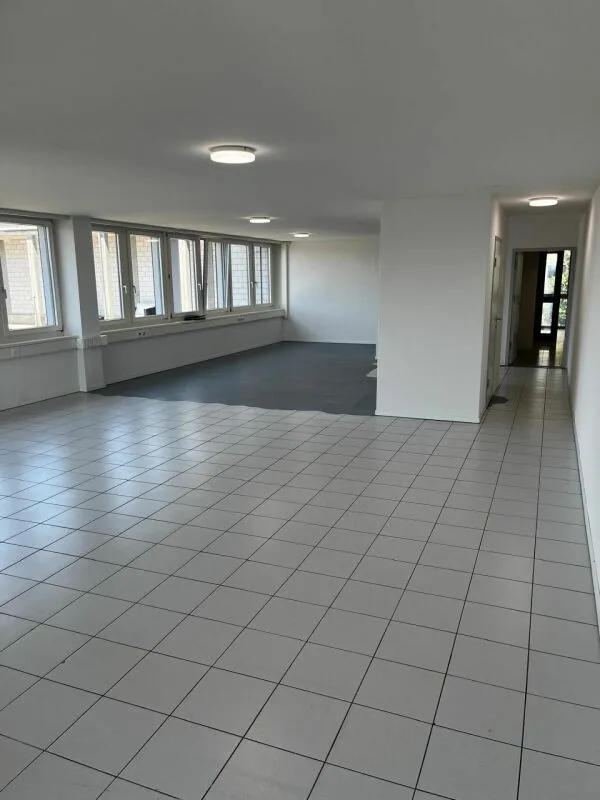 Helles Büro mit eigenem Balkon und WC