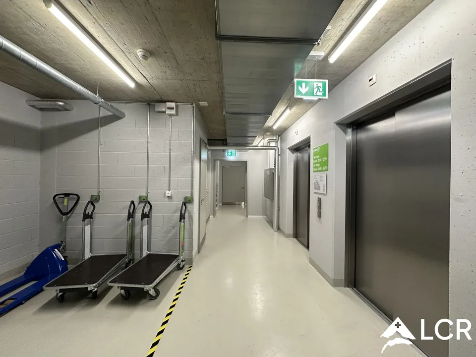 Locale sicuro di 170m2 in affitto a Morges: ideale per deposito o stoccaggio, accesso d