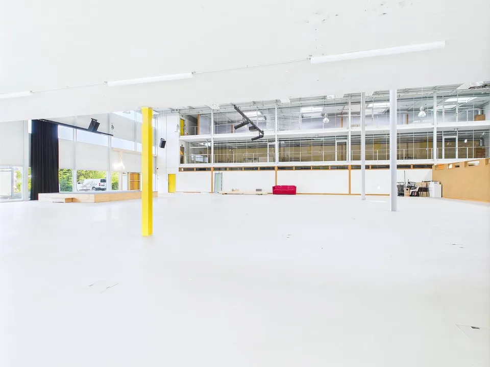 Spazio commerciale e uffici nel quartiere industriale da 144m2-686m2