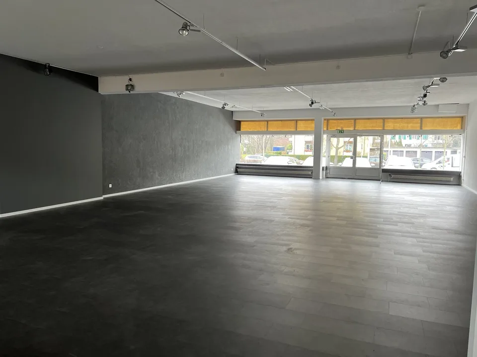 Freie Gewerbefläche Kreis 12 zu vermieten
