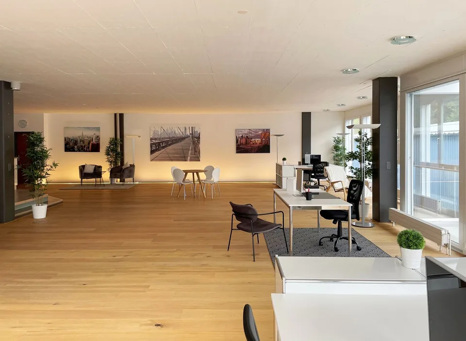 Espace de bureau/commercial lumineux avec salle de réunion, cuisine et toilettes