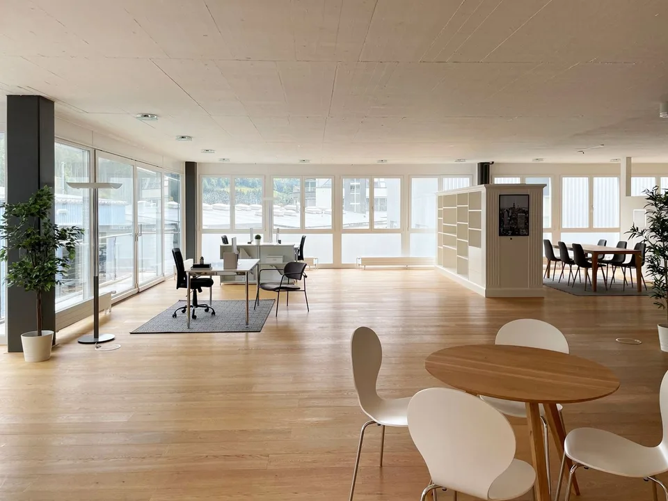 Espace de bureau/commercial lumineux avec salle de réunion, cuisine et toilettes