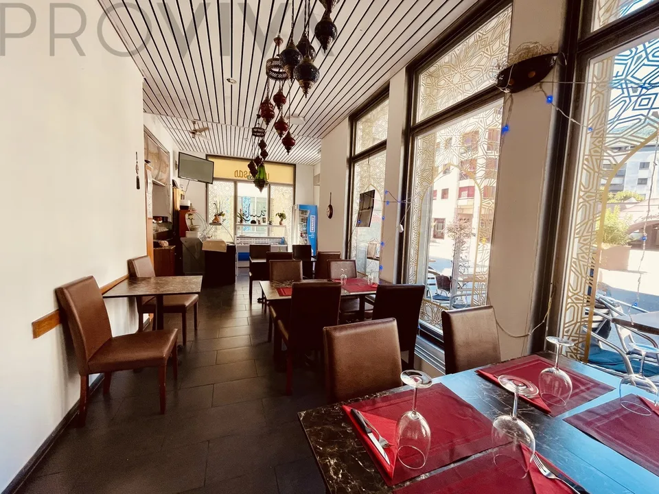 Einziges Café-Restaurant der Stadt mit einem konformen Raucherbereich!