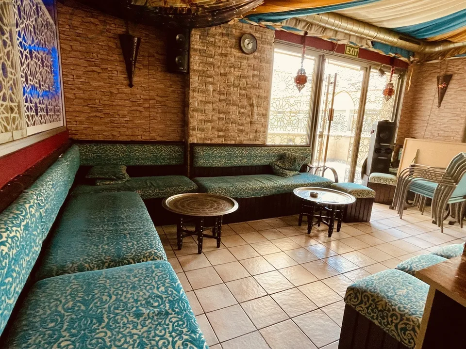 Einziges Café-Restaurant der Stadt mit einem konformen Raucherbereich!