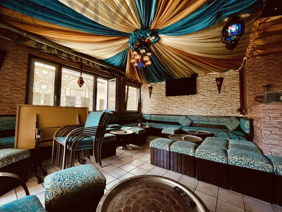 Einziges Café-Restaurant der Stadt mit einem konformen Raucherbereich!