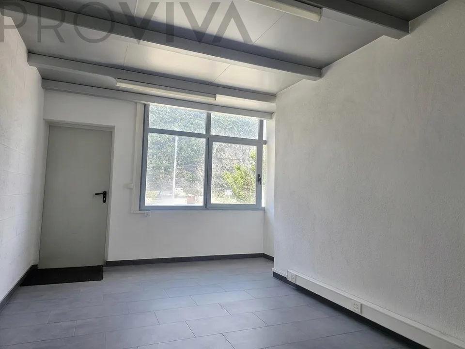 Halle in idealer Lage mit separatem Büro