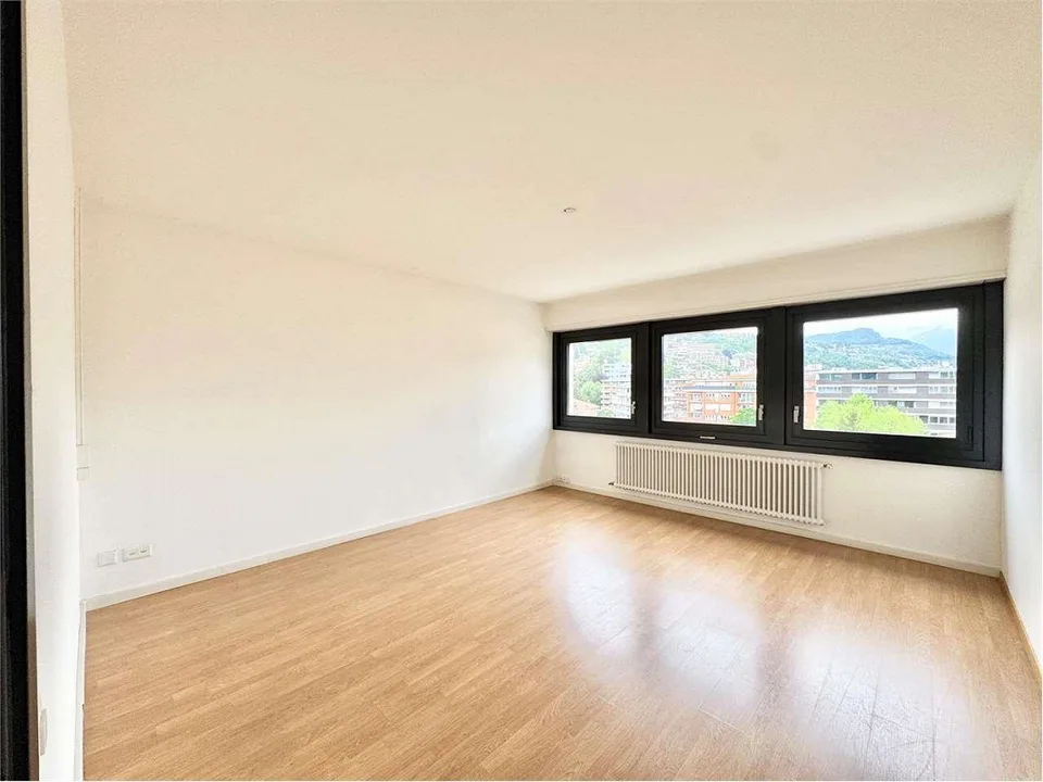 Bureau spacieux en penthouse à Lugano, emplacement central avec un fort passage piéton