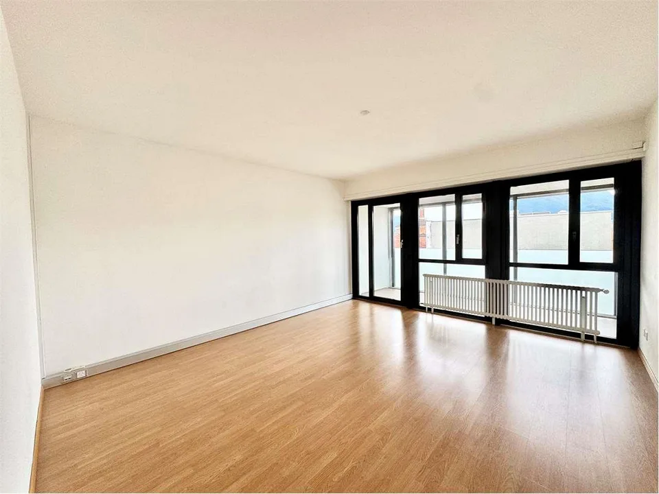 Bureau spacieux en penthouse à Lugano, emplacement central avec un fort passage piéton