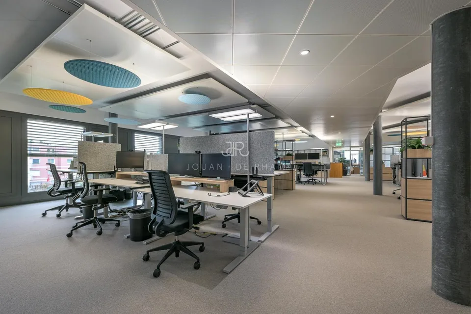 700 m2 Büros zur Miete in einem modernen Gebäude