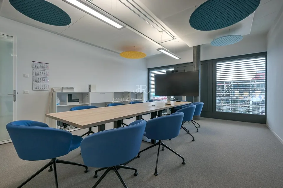 700 m2 Büros zur Miete in einem modernen Gebäude