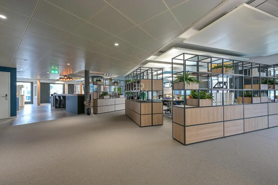 700 m2 Büros zur Miete in einem modernen Gebäude