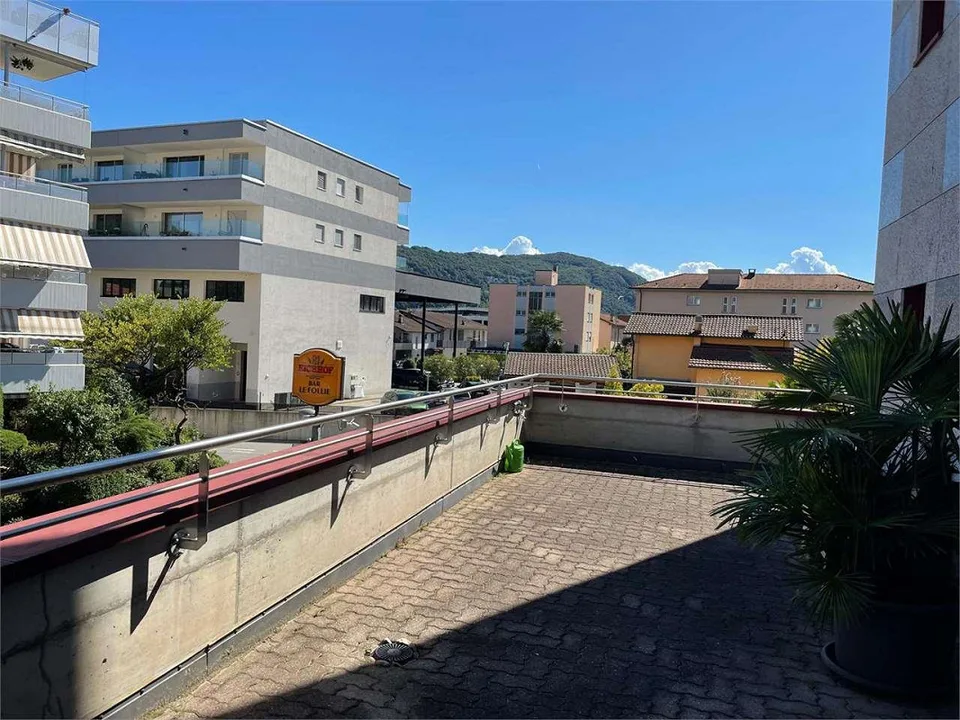 Nous louons un bureau meublé à Agno avec grande terrasse