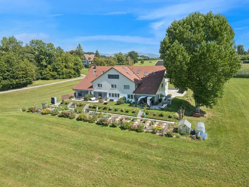 Wohnen mit Geschichte - Atemberaubender 5.5 Zimmer-Hausteil mit grossem Garten