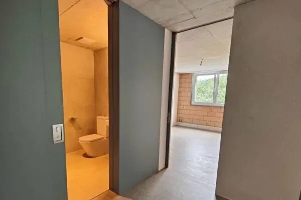 FOR RENT - Superb 2.5 room apartment of 73 m², living room with 3m high ceiling – bright and perfectly accessible, with garden