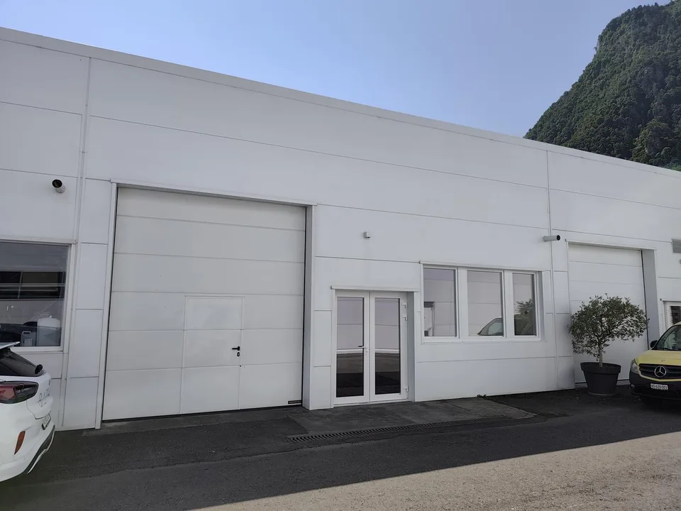 Halle industrielle de 200 m² avec bureaux à louer au Bouveret