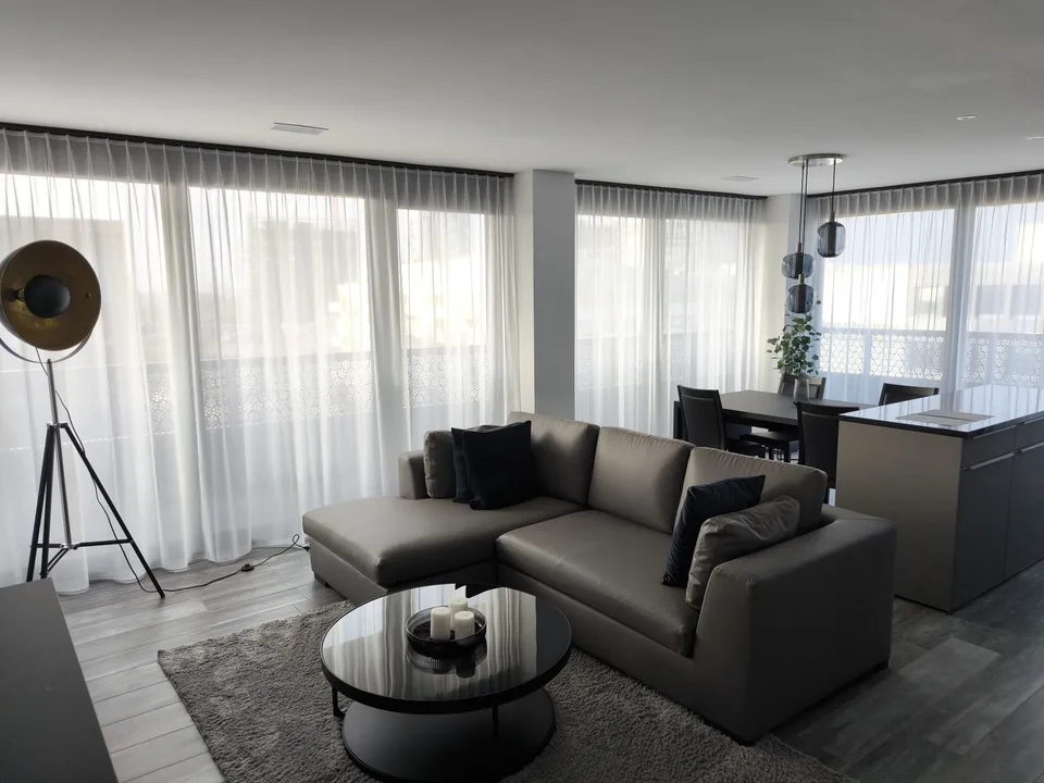 Exklusive, möblierte 2.5-Zimmerwohnung im Three Point Tower