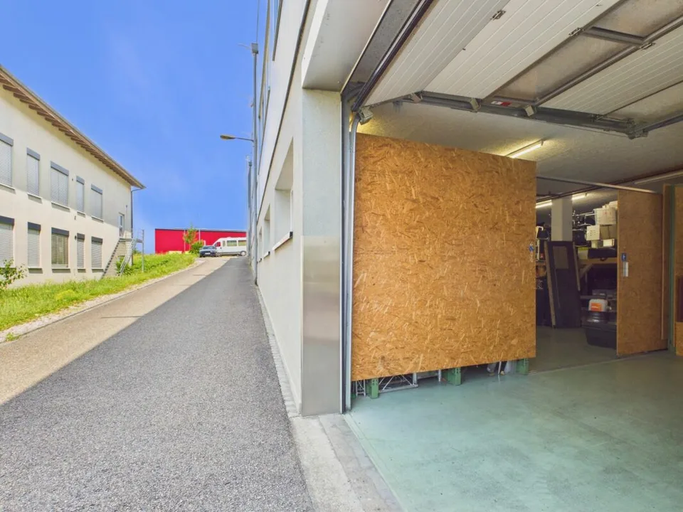 Attraktive Gewerbefläche mit Nasszone und Parkplatz / Strom &amp; Wasser inklusive