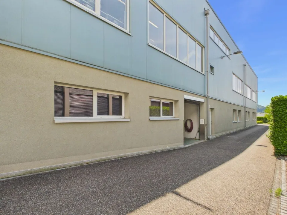 Attraktive Gewerbefläche mit Nasszone und Parkplatz / Strom &amp; Wasser inklusive