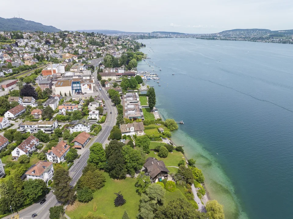 Repräsentative Bürovilla am Zürichsee  Single Tenant gesucht