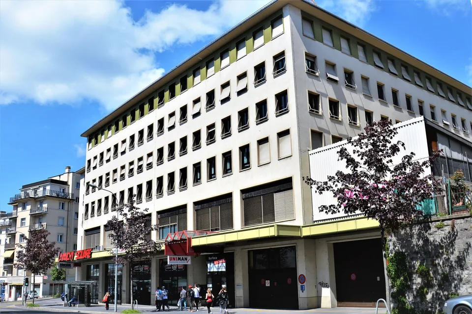 Zu vermieten - 1 410 m² Bürofläche mit Lager und Parkplätzen in Lausanne