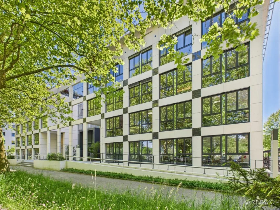 Your office space near the train station and lake!