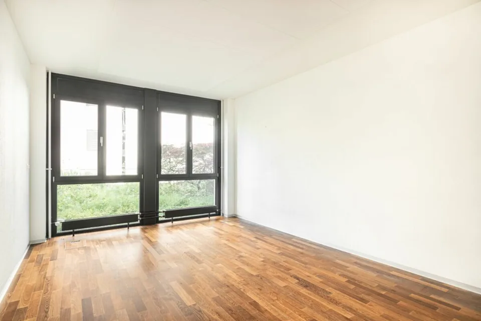 Your office space near the train station and lake!