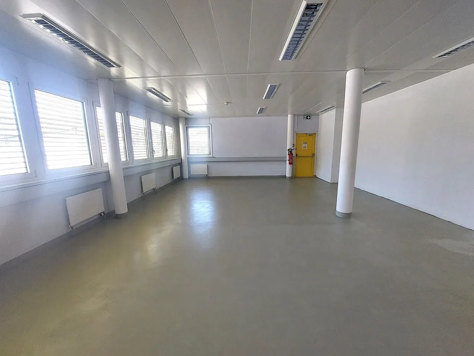 Laboratorio/Magazzino 68m2 a Renens – Vicino all'Autostrada/Stazione – Contratto di locazione flessibile