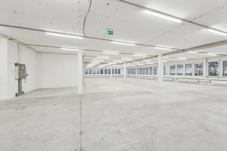 Spazio commerciale flessibile direttamente sull'A1 - accessibile, versatile