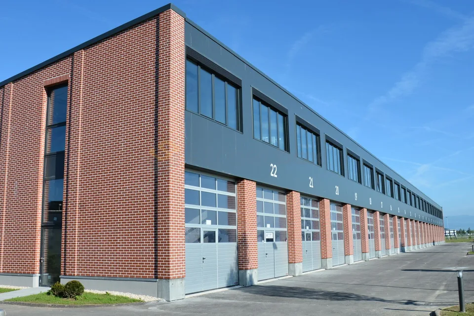 Streetbox de 230 m2 très bien situé !