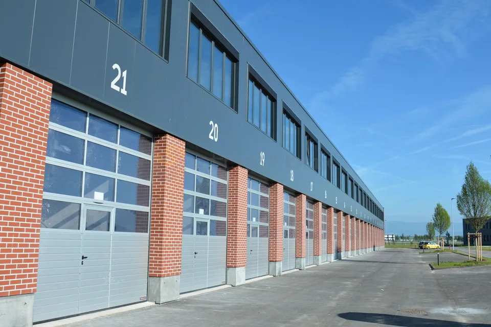 230 m2 Straßenbox sehr gut gelegen!