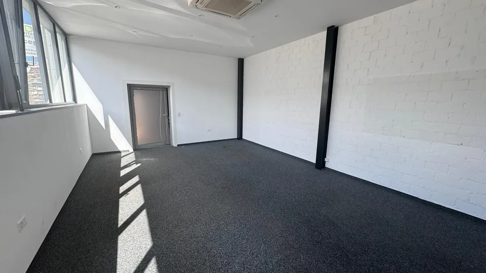 Office and commercial space for rent on the ground floor