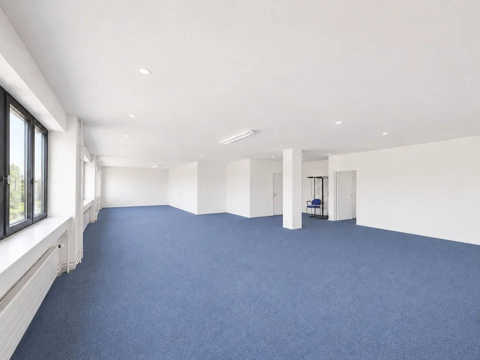 Ganzer Gebäudeteil und ca. 1'500 m² Aussenfläche verfügbar!