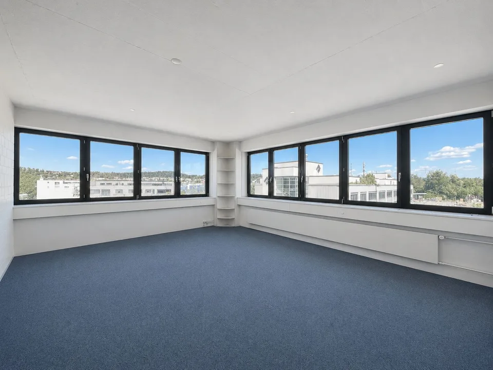 Ganzer Gebäudeteil und ca. 1'500 m² Aussenfläche verfügbar!