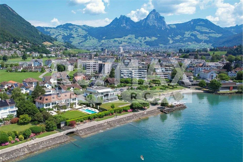 Espace de vente représentatif dans un emplacement central avec une visibilité maximale à Brunnen SZ