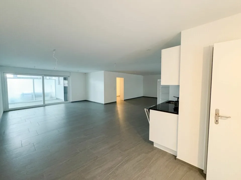 Espace commercial (94 m²) au rez-de-chaussée à Seengen