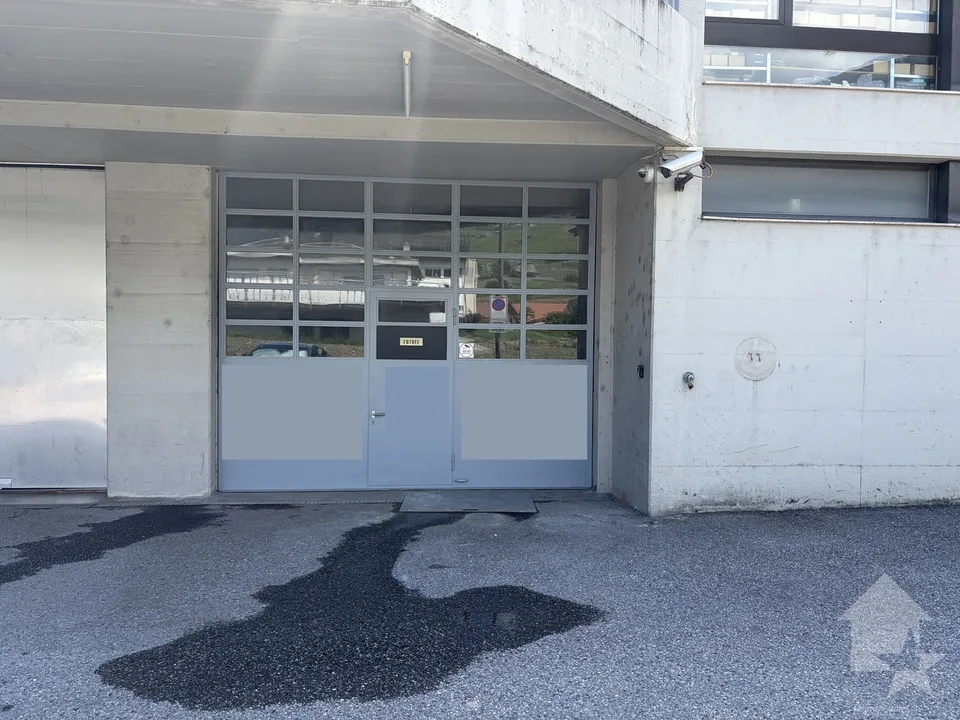 A louer, local commercial d'env. 189 m2 zone commerciale de Conthey