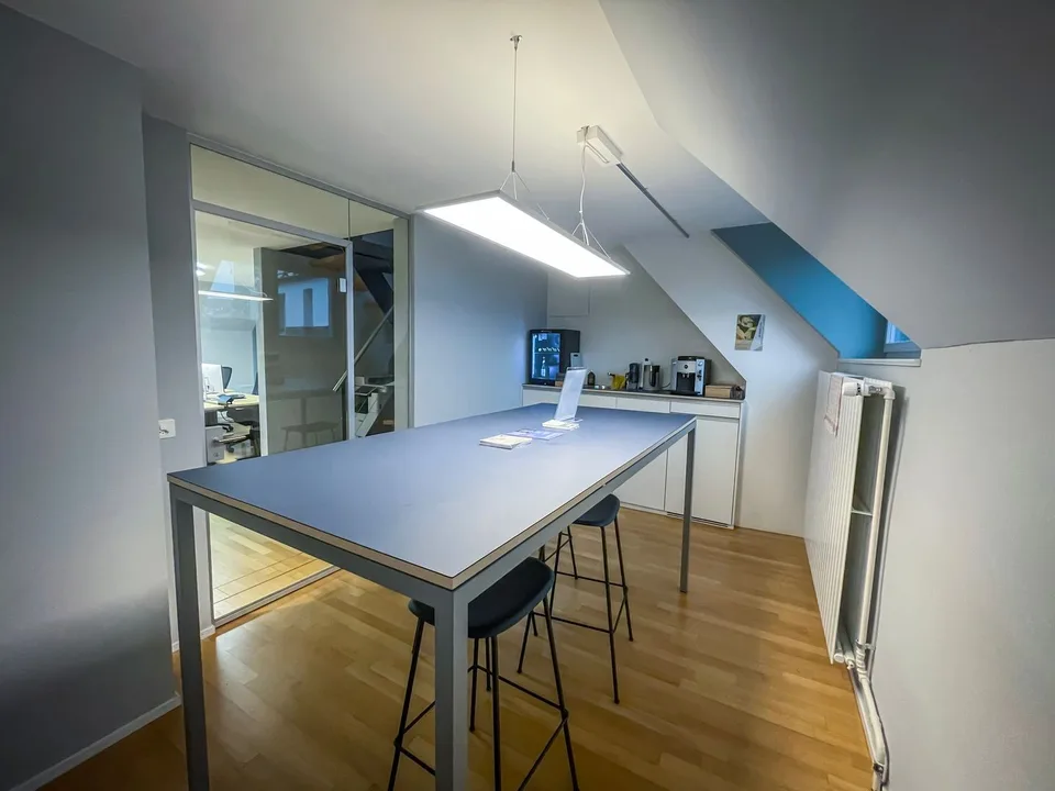 Bureau innovant et lumineux avec 8 bureaux