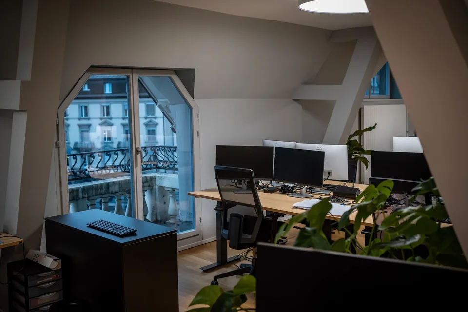 Innovative &amp; bright Office with 8 desks