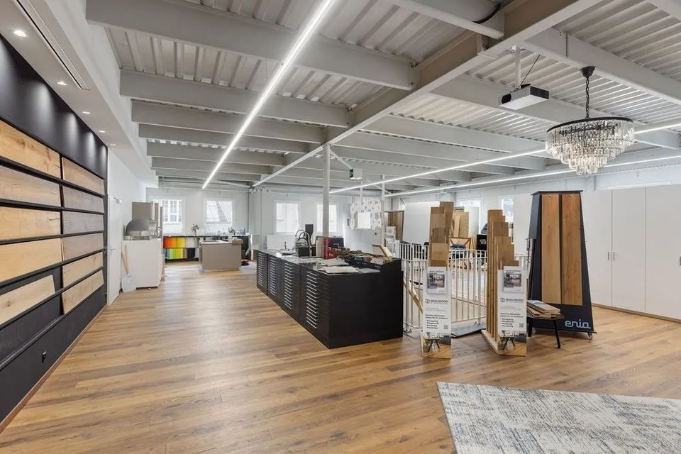 Centro commerciale con magazzino, ufficio e showroom in una posizione attraente a Ittigen