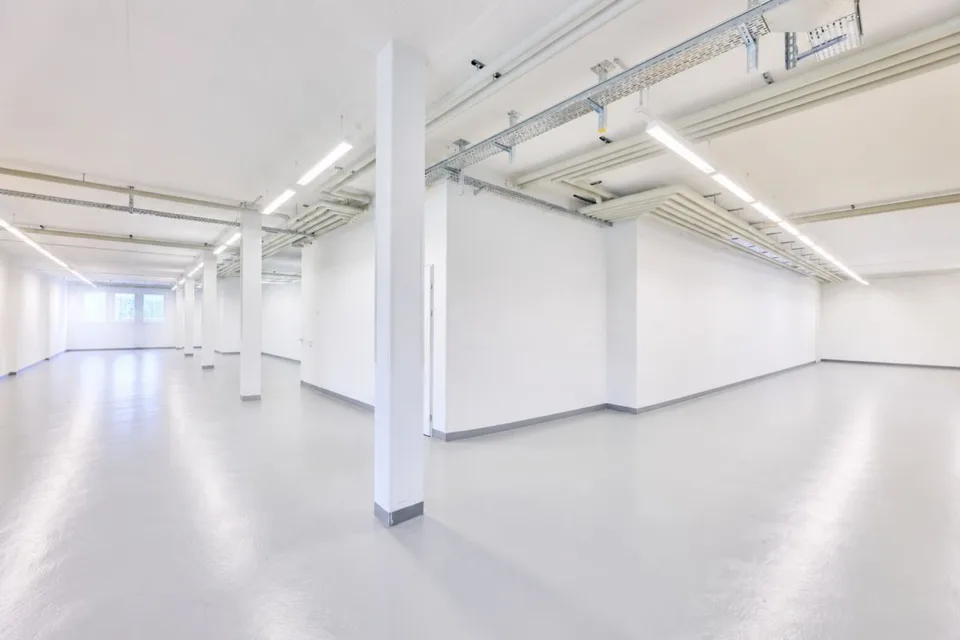 Spazio di stoccaggio e officina accessibile con porta a rullo
