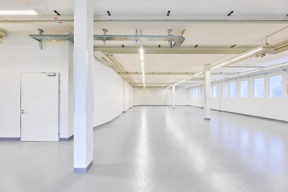 Spazio di stoccaggio e officina accessibile con porta a rullo