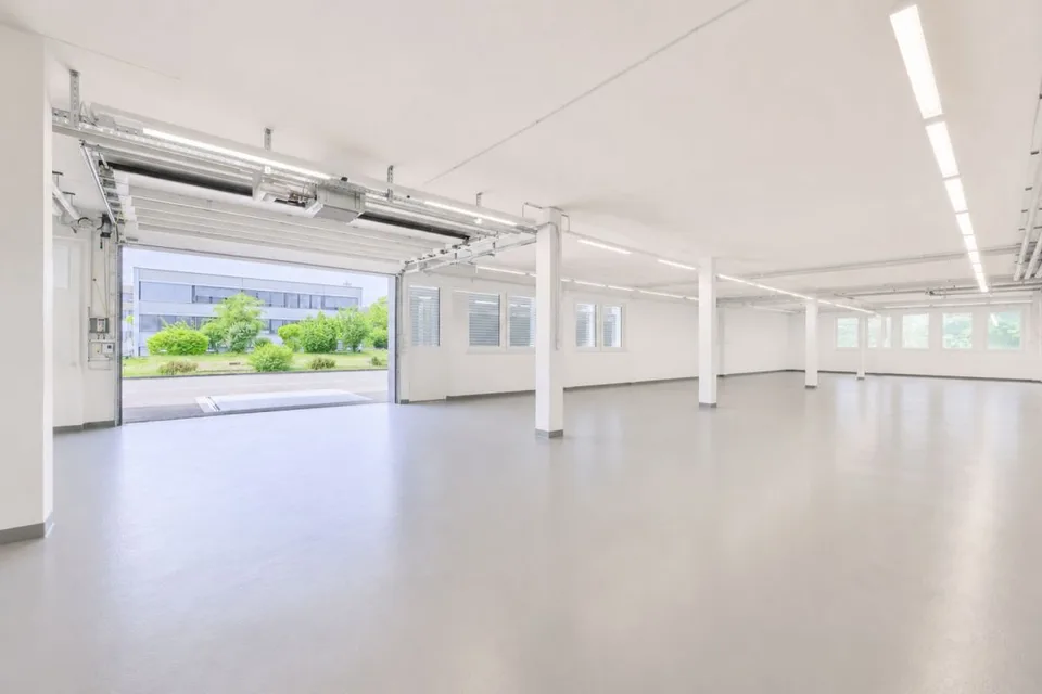 Spazio di stoccaggio e officina accessibile con porta a rullo