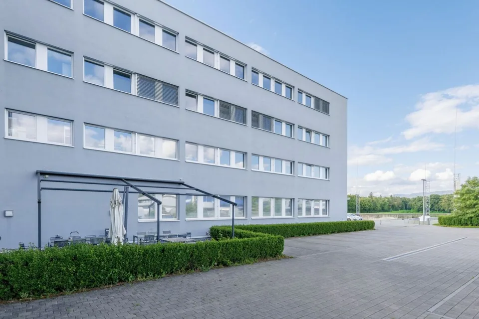 Spazio di stoccaggio e officina accessibile con porta a rullo