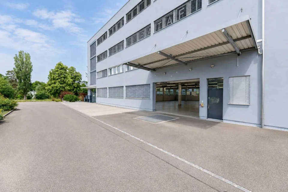 Befahrbare Lager- und Werkstattfläche mit Rolltor